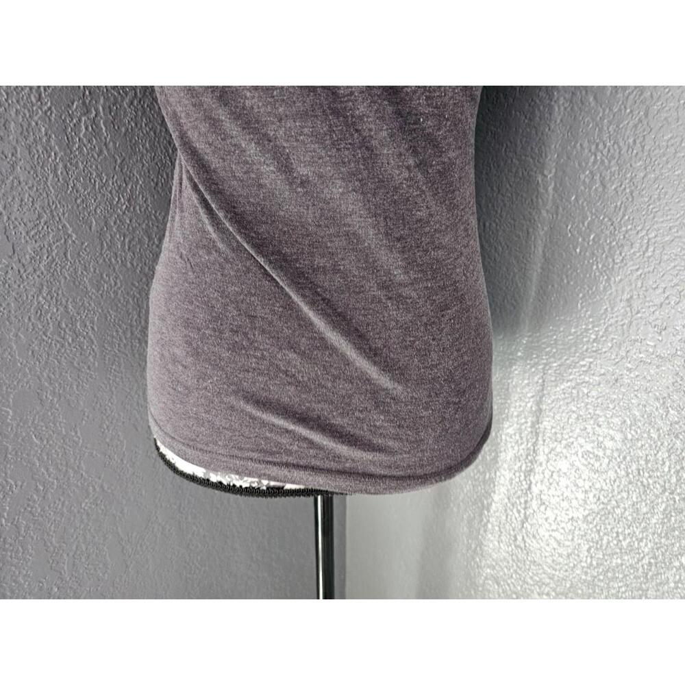 Women's NFL Las Vegas Raiders Blouse Top Short Sleeve Size Small Gray Football - Picture 8 of 10